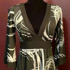 Forever 21 Women’s Small Black & White 3/4 Sleeve V Neck Komodo Dress